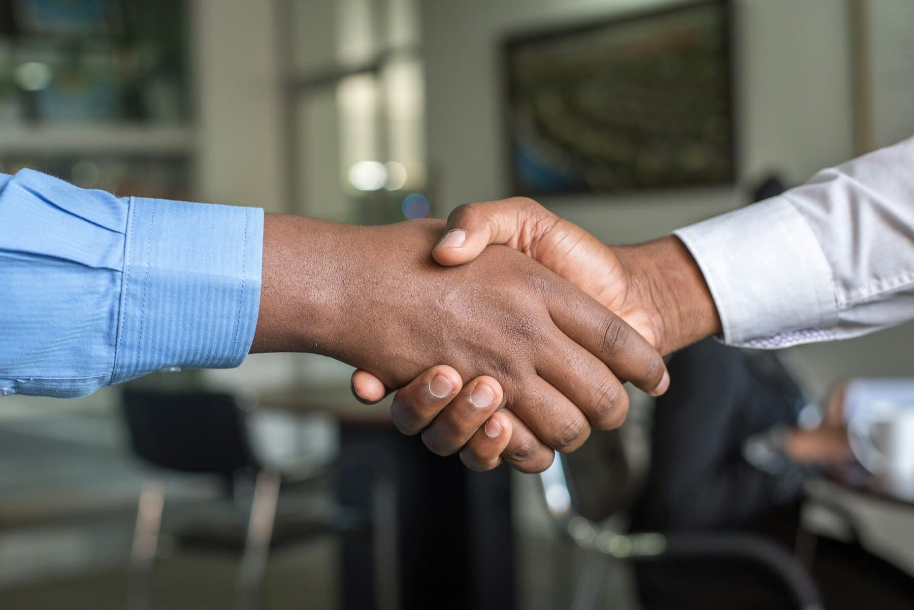 Aperto de mão entre profissionais — Affida Partners